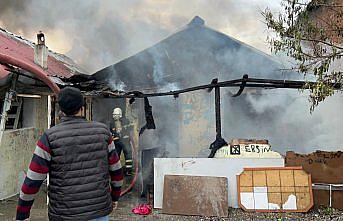 Düzce'de tek katlı ev yangında kullanılamaz hale geldi