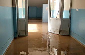 Karabük'te yağıştan etkilenen okul temizleniyor