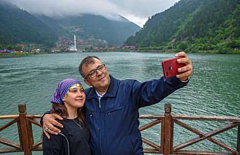 Otobüsün direksiyonuna geçen belediye başkanı, ilçe halkını Trabzon'a götürdü