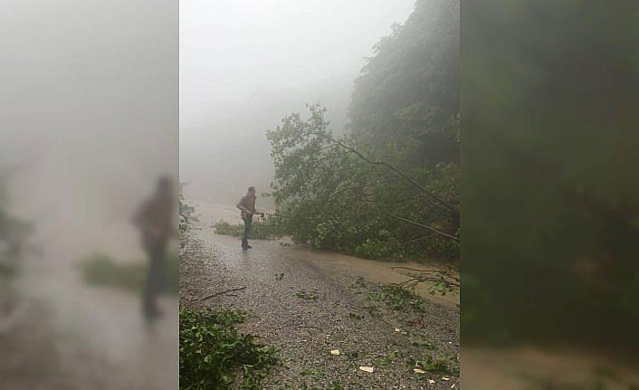 Samsun'da toprak kayması nedeniyle mahalle yolu trafiğe kapatıldı