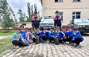 Tokat jandarma çocuklarla birlikte fidan dikti