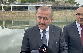 Tokat'ta depremlerde hayatını kaybedenler için Yeşilırmak'a çelenk bırakıldı