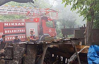 Tokat'ta iki katlı köy evi yangında kullanılamaz hale geldi