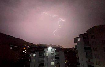 Tokat'ta sağanak sonrası şimşekler geceyi aydınlattı
