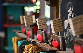 Denizden gelen ağaç dallarını sanat eserine dönüştürüyor