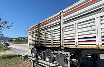 Düzce'de seyir halindeki tırda çıkan itfaiye söndürüldü