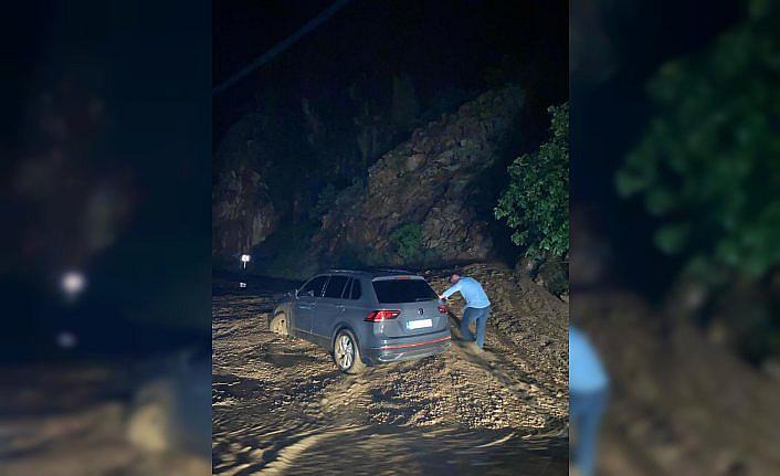 Heyelan nedeniyle kapanan Artvin-Şavşat kara yolu ulaşıma açıldı