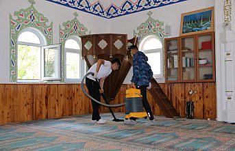 Kastamonu'da gençlik kampına katılan gençler camide temizlik yaptı