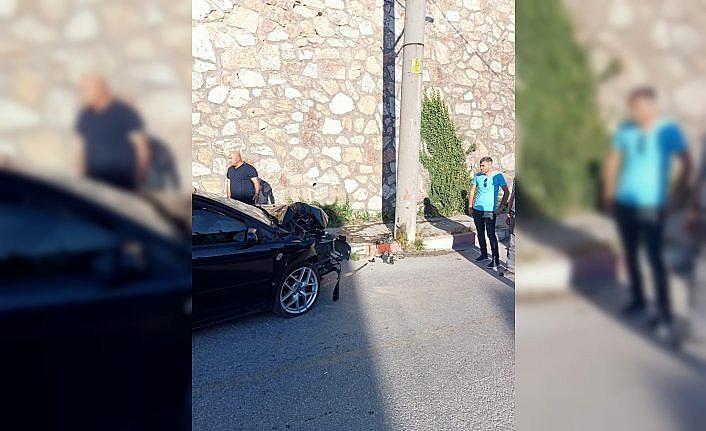 Mudurnu'da elektrik direğine çarpan otomobilin sürücüsü yaralandı