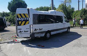 Samsun'da otomobille çarpışan servis minibüsü devrildi, 19 kişi yaralandı