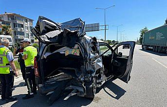 Samsun'da tırın çarptığı hafif ticari araçtaki 3 kişi yaralandı