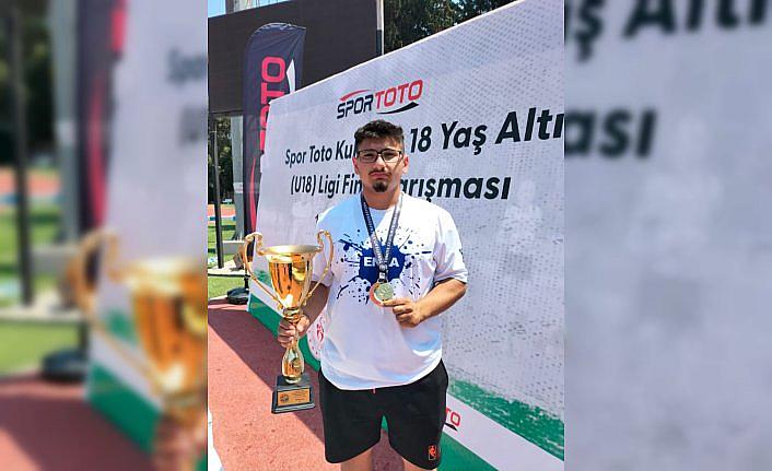 Tokatlı sporcu çekiç atmada Türkiye şampiyonu oldu