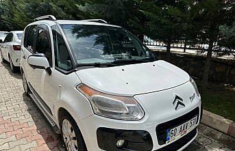 Tokat'ta seyir halindeki araca yorgun mermi isabet etti