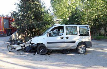 Amasya'da beton bariyere çarpan hafif ticari araçtaki 3 kişi yaralandı
