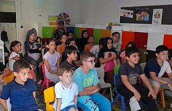 Ayancık'ta öğrenciler Hacivat ve Karagöz gösterisi ile eğlendi