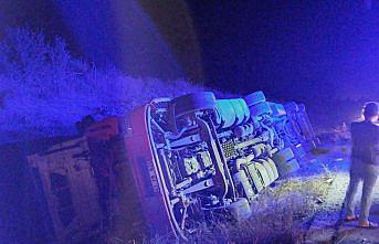 Bolu'da şarampole devrilen tırın sürücü yaralandı