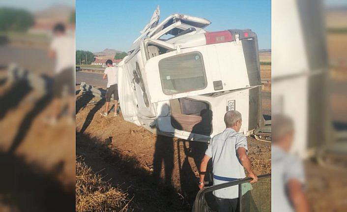 Çorum'da devrilen minibüsteki 3 kişi yaralandı