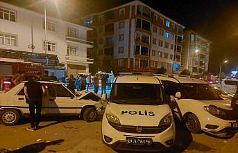 Çorum'da otomobil park halindeki polis aracına çarptı, 1'i polis 3 kişi yaralandı