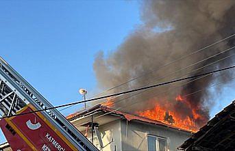 Düzce'de metruk bir binada çıkan ve iki eve sıçrayan yangın söndürüldü