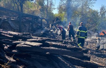 Sinop'ta ahşap ev yanarak kullanılamaz hale geldi
