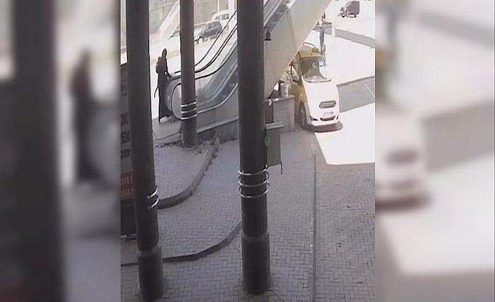 Karabük'te ayağı yürüyen merdivene sıkışan çocuk hastaneye kaldırıldı