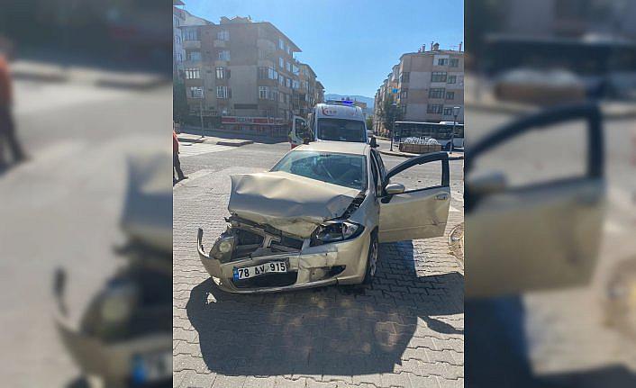 Karabük'te iki otomobilin çarpıştığı kazada 1 kişi yaralandı