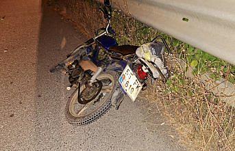 Bafra'da bariyere çarparak devrilen motosikletin sürücüsü ağır yaralandı