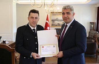 Azerbaycan bayrağına hassasiyet gösteren polis başarı belgesiyle ödüllendirildi