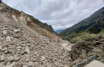 Trabzon'da kullanılmayan taş ocağında çökme meydana geldi