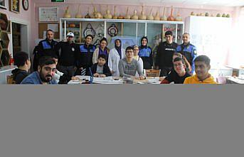 Amasya'da polisler özel öğrenciler için el sanatları kursu açtı