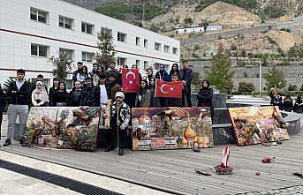 Artvin'de akademisyen İsrail'in Gazze saldırılarını sergiyle protesto etti