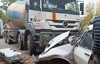 Çorum'da beton mikseri ile çarpışan otomobildeki 3 kişi yaralandı