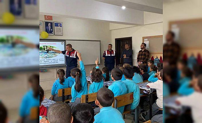 Çorum'da jandarma ekipleri öğrencileri bilgilendirdi