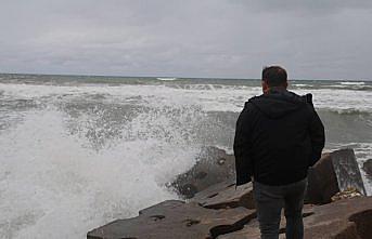Düzce ve Sakarya'daki balıkçılar, kuvvetli poyraz nedeniyle denize açılamadı