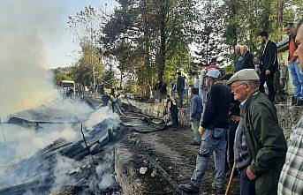 Düzce'de çıkan yangında 11 samanlık kullanılamaz hale geldi