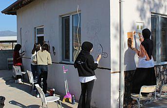 Erbaa'da öğrenciler hayvan barınağının duvarlarına resim çizdiler