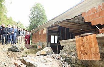 Giresun'da duvarına kaya düşen ev zarar gördü