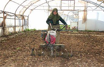 İlerleyen yaşına rağmen topraktan kopamıyor