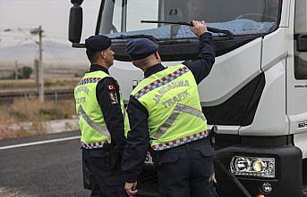 Jandarma 29 ilde ağır tonajlı araçları denetledi