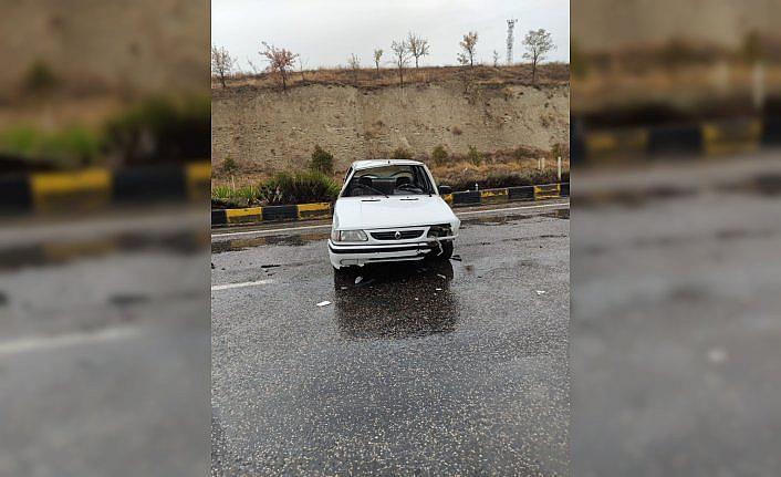Karabük'te refüje çarpan otomobilin sürücüsü yaralandı