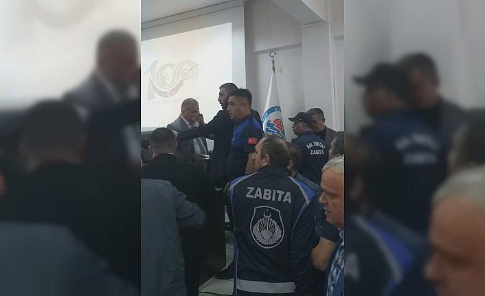 Karadeniz Ereğli Belediyesi meclis toplantısında çıkan kavgada 2 üye yaralandı