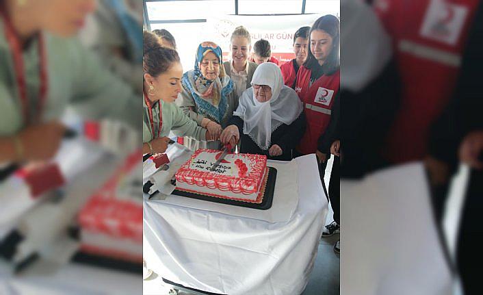Kızılay, huzurevi sakinlerinin doğum gününü unutmadı