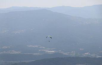 Paraşüt tutkunları Abant'ta atlayış yaptı