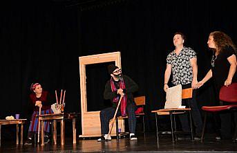 Psikolojik danışmanlar teknolojik bağımlılığın zararlarını tiyatroyla anlatıyor