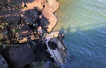 Rize'de dereye düşen otomobildeki 2 kişi yaralandı