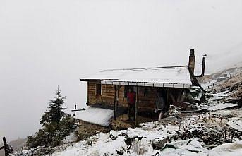 Rize'nin yüksek kesimlerine kar yağdı