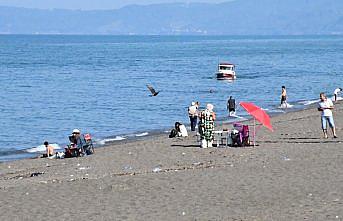 Sahil kenti Akçakoca'da ekim ayında denize girdiler