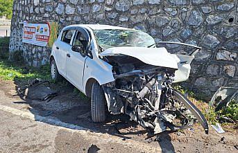 Samsun'da istinat duvarına çarpan otomobildeki 3 kişi yaralandı