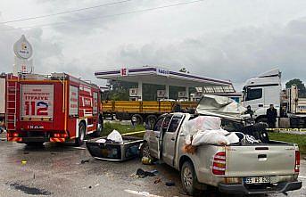 Samsun'da tırla çarpışan pikaptaki 1 kişi öldü, 1 kişi yaralandı
