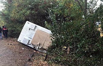 Sinop'ta işçileri taşıyan minibüs devrildi, 13 kişi yaralandı